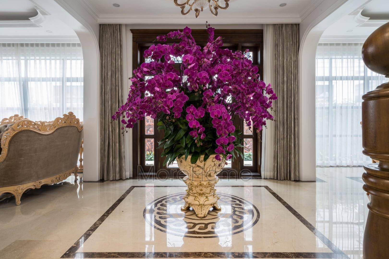Thi công tiền sảnh biệt thự với decor mang hơi hướng hoàng gia - với cung điện tiền sảnh ngập tràn hoa và nội thất chạm khắc Mẫu thiết kế và thi công nội thất biệt thự
