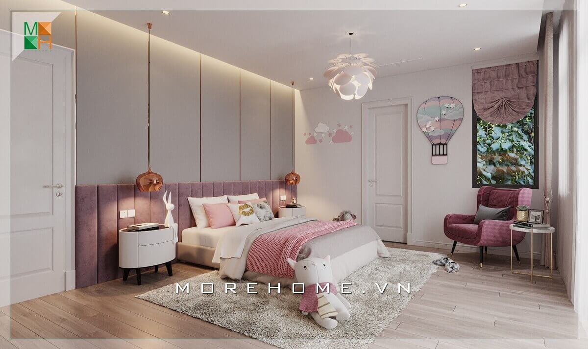 Mẫu phòng ngủ phong cách tân cổ điển cho chung cư, nhà phố, với đầu giường ốp nệm nỉ nhung màu hồng tím, ghế thư giãn cùng tông màu, giúp tạo điểm nhấn sang trọng mà trẻ trung cho không gian căn phòng