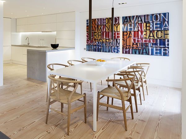 Bàn ăn màu trắng mặt đá có khả năng chống thấm, với vẻ ngoài sáng bóng nhẵn mịn giúp gây được ấn tượng với người nhìn.