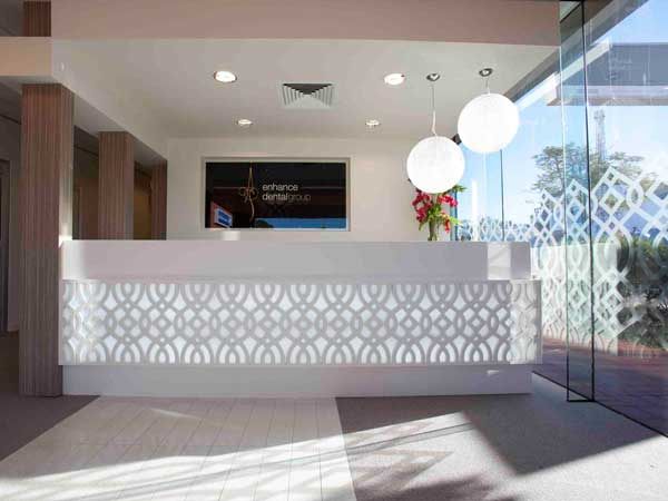 Quầy lễ tân được làm từ đá nhân tạo có khả năng uốn cong, xuyên sáng, giúp tạo nên một kiểu dáng và giá trị thẩm mỹ ấn tượng.